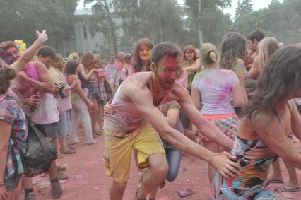 ВВЦ: Фестиваль красок `ColorFest` . На снимке: участники праздника.