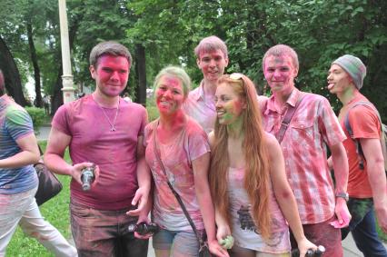 ВВЦ: Фестиваль красок `ColorFest` . На снимке: участники праздника.