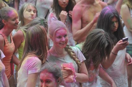 ВВЦ: Фестиваль красок `ColorFest` . На снимке: участники праздника.