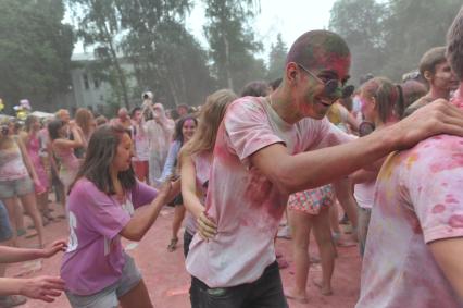 ВВЦ: Фестиваль красок `ColorFest` . На снимке: участники праздника.