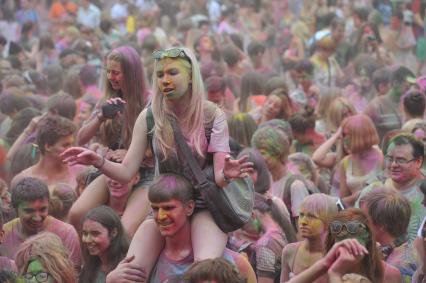 ВВЦ: Фестиваль красок `ColorFest` . На снимке: участники праздника.