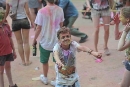 ВВЦ: Фестиваль красок `ColorFest` . На снимке: участники праздника.