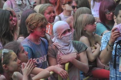 ВВЦ: Фестиваль красок `ColorFest` . На снимке: участники праздника.