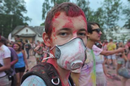 ВВЦ: Фестиваль красок `ColorFest` . На снимке: участники праздника.