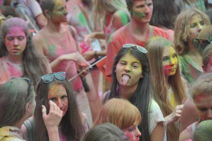 ВВЦ: Фестиваль красок `ColorFest` . На снимке: участники праздника.