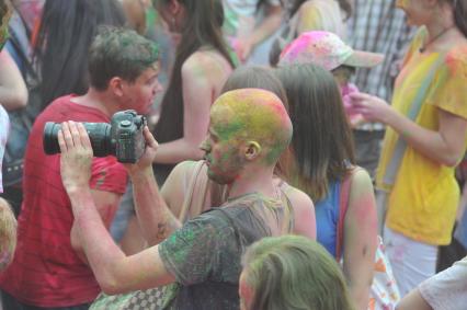 ВВЦ: Фестиваль красок `ColorFest` . На снимке: мужчина с фотоаппаратом.