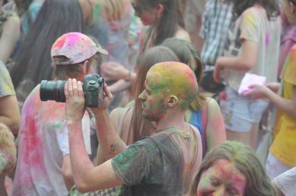 ВВЦ: Фестиваль красок `ColorFest` . На снимке: мужчина с фотоаппаратом.