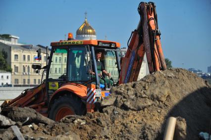 Благоустройство Крымской набережной. Проект предусматривает  строительство павильонов, `сухого фотнана`, вернисажа для художников и реконструкцию парка `Музеон`. На снимке: строительная техника.