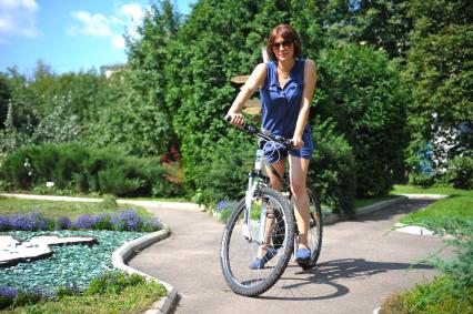 Велосипедистка в парке.