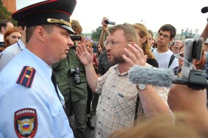 Манежная площадь. Пикет в поддержку фигурантов дела о беспорядках на Болотной площади 6 мая 2012 года. На снимке: сотрудник полиции и участники пикета.