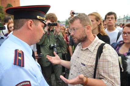 Манежная площадь. Пикет в поддержку фигурантов дела о беспорядках на Болотной площади 6 мая 2012 года. На снимке: сотрудник полиции и участники пикета.