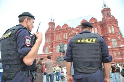 Манежная площадь. Пикет в поддержку фигурантов дела о беспорядках на Болотной площади 6 мая 2012 года. На снимке: сотрудники правохранительных органов.