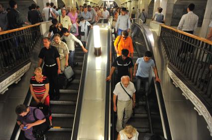 Московский метрополитен.  На снимке: пассажиры на эскалаторе.