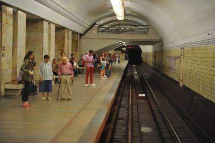 Московский метрополитен.  На снимке: пассажиры метро.