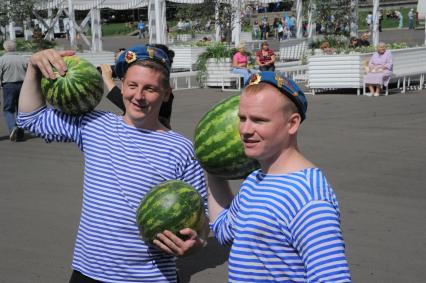 День воздушно-десантных войск (ВДВ). На снимке: десантники с арбузами