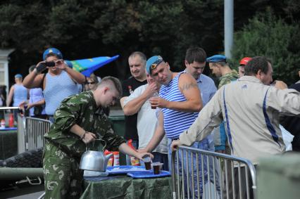 День воздушно-десантных войск (ВДВ). На снимке: десантники у полевой кухни