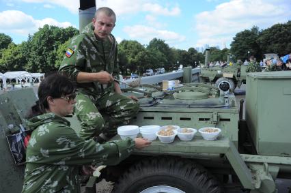 День воздушно-десантных войск (ВДВ). На снимке: полевая кухня