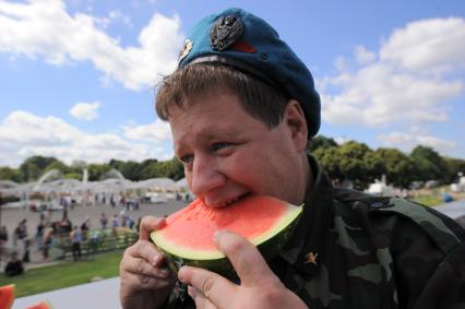 День воздушно-десантных войск (ВДВ). На снимке: десантник ест арбуз