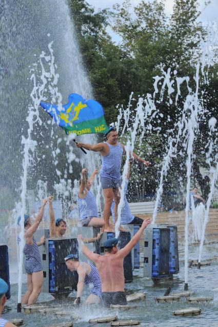 ЦПКиО им. Горького. День воздушно-десантных войск (ВДВ). На снимке: десантники в фонтане.