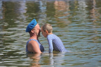 ЦПКиО им. Горького. День воздушно-десантных войск (ВДВ). На снимке: десантник с ребенком в фонтане.