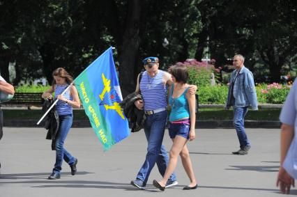 ЦПКиО им. Горького. День воздушно-десантных войск (ВДВ). На снимке: десантник и девуцшка