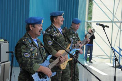 ЦПКиО им. Горького. День воздушно-десантных войск (ВДВ). На снимке: музыканты.