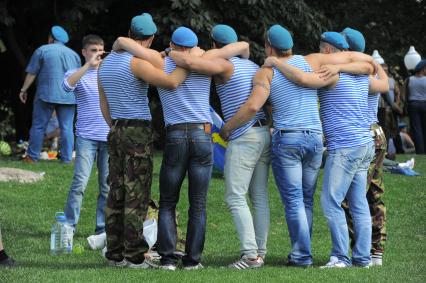 ЦПКиО им. Горького. День воздушно-десантных войск (ВДВ). На снимке: фоторафия на память.