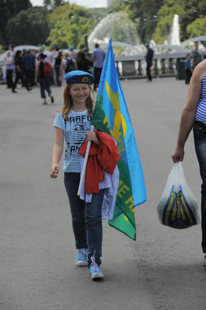 ЦПКиО им. Горького. День воздушно-десантных войск (ВДВ). На снимке: девушка с флагом ВДВ