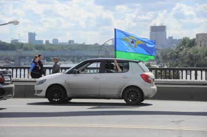 Крымская набережная. День воздушно-десантных войск (ВДВ). На снимке: автомобиль с флагом ВДВ