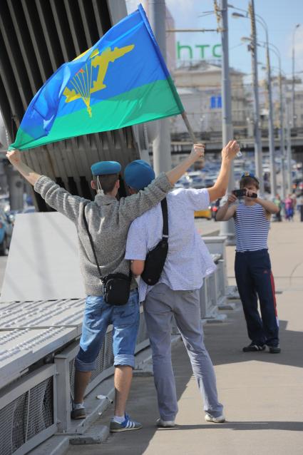 Крымская набережная. День воздушно-десантных войск (ВДВ). На снимке: десантники с флагом ВДВ