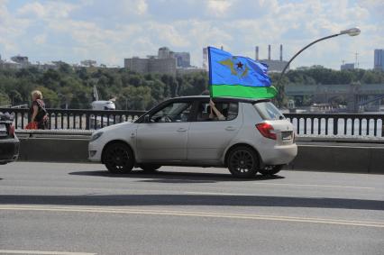 Крымская набережная. День воздушно-десантных войск (ВДВ). На снимке: автомобиль с флагом ВДВ