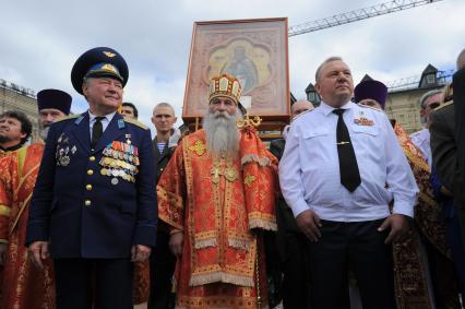 Красная площадь.  Празднования Дня Воздушно-десантных войск РФ .  На снимке: командующий ВДВ РФ Владимир Шаманов (справа)