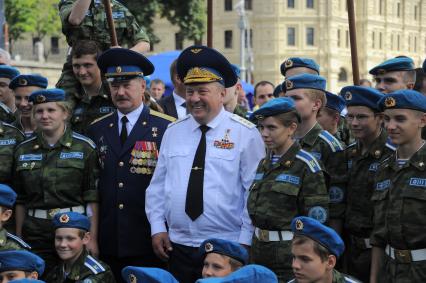 Красная площадь.  Празднования Дня Воздушно-десантных войск РФ .  На снимке: командующий ВДВ РФ Владимир Шаманов (в центре)