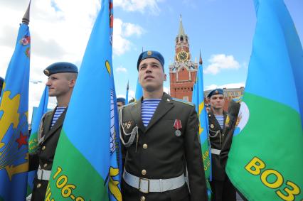 Красная площадь.  Празднование Дня Воздушно-десантных войск РФ .  На снимке: курсанты Рязанского училища ВДВ.