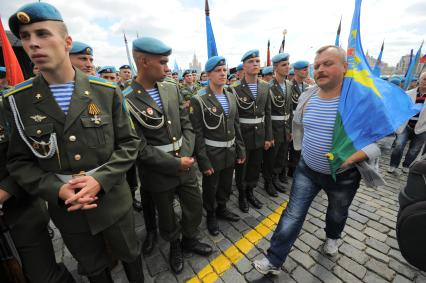 Красная площадь.  Празднование Дня Воздушно-десантных войск РФ .  На снимке: курсанты Рязанского училища ВДВ.