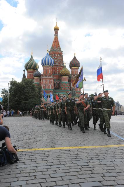 Красная площадь.  Празднование Дня Воздушно-десантных войск РФ .  На снимке: военнослужащие ВДВ ВС России