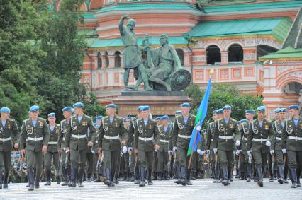 Красная площадь.  Празднование Дня Воздушно-десантных войск РФ .  На снимке: военнослужащие ВДВ ВС России