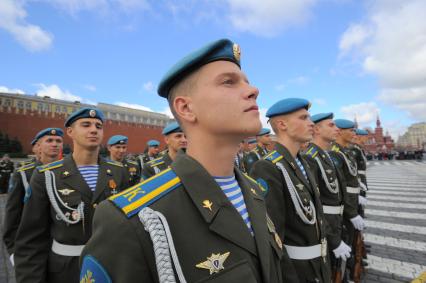 Красная площадь.  Празднование Дня Воздушно-десантных войск РФ .  На снимке: курсанты Рязанского училища ВДВ.