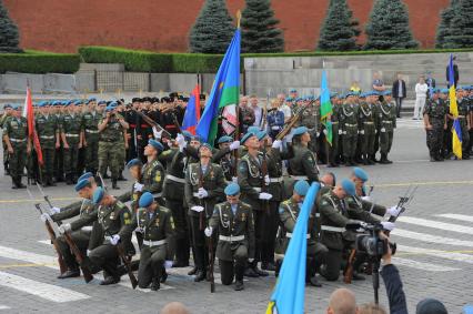 Красная площадь.  Празднование Дня Воздушно-десантных войск РФ .  На снимке: курсанты Рязанского училища ВДВ.