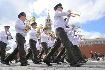 Красная площадь.  Празднование Дня Воздушно-десантных войск РФ .  На снимке: военный оркестр.