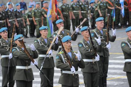 Красная площадь.  Празднование Дня Воздушно-десантных войск РФ .  На снимке: курсанты Рязанского училища ВДВ.