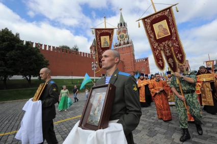 Красная площадь.  Празднование Дня Воздушно-десантных войск РФ .  На снимке: крестный ход прошел от храма на Ильинке до Васильевского спуска.