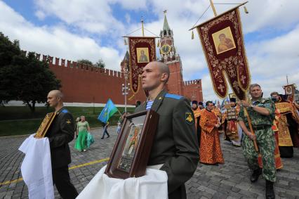 Красная площадь.  Празднование Дня Воздушно-десантных войск РФ .  На снимке: крестный ход прошел от храма на Ильинке до Васильевского спуска.