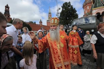 Красная площадь.  Празднование Дня Воздушно-десантных войск РФ .  На снимке: крестный ход прошел от храма на Ильинке до Васильевского спуска.