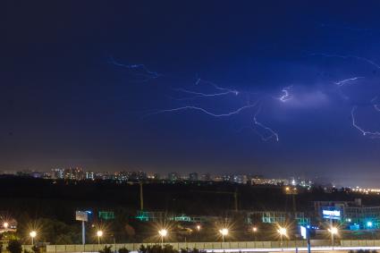 Видное. Вид со стороны МКАД на грозовое небо.