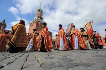Красная площадь. Празднование Дня Воздушно-десантных войск РФ . На снимке: крестный ход прошел от храма на Ильинке до Васильевского спуска.