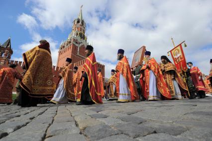 Красная площадь.  Празднование Дня Воздушно-десантных войск РФ .  На снимке: крестный ход прошел от храма на Ильинке до Васильевского спуска.