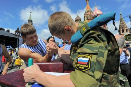 Красная площадь.  Празднование Дня Воздушно-десантных войск РФ . Соревнования по силовым видам спорта.  На снимке: армрестлинг.