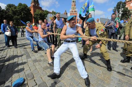 Красная площадь.  Празднование Дня Воздушно-десантных войск РФ . Соревнования по силовым видам спорта.  На снимке: перетягивание каната.