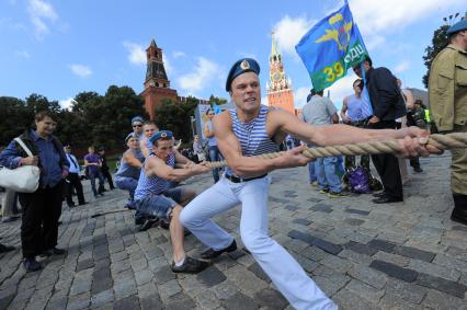 Красная площадь.  Празднование Дня Воздушно-десантных войск РФ . Соревнования по силовым видам спорта.  На снимке: перетягивание каната.